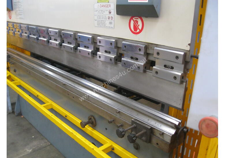caption Steelmaster 2500mm x 40 Ton Hydraulic Pressbrake CNC