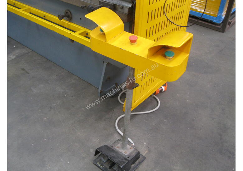 caption Steelmaster 2500mm x 40 Ton Hydraulic Pressbrake CNC