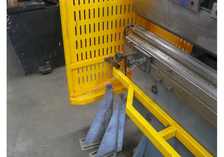 caption Steelmaster 2500mm x 40 Ton Hydraulic Pressbrake CNC