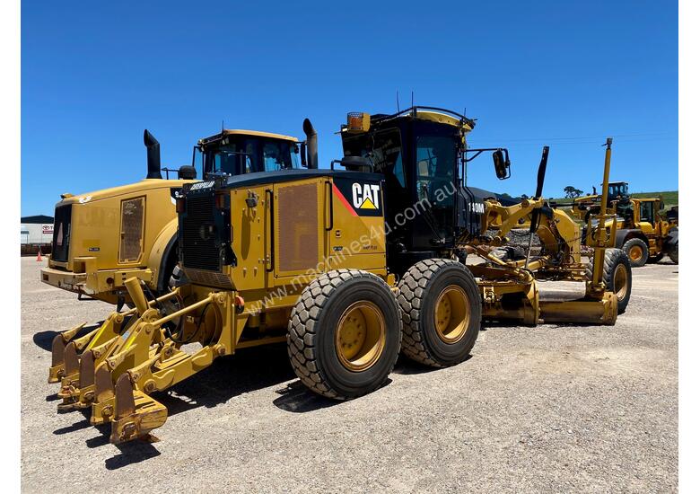 caption 2013 Caterpillar 140M Grader