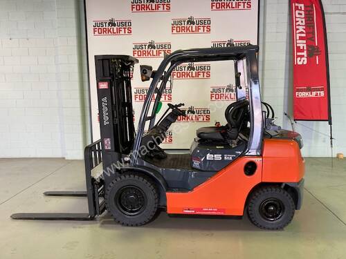 2011 TOYOTA DELUXE 8FG25  SN/35086 LPG GAS FORKLIFT 4500 MM 3 STAGE CONTAINER ENTRY 