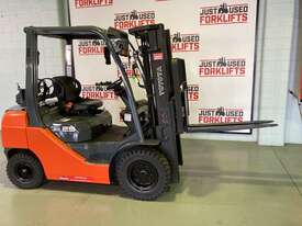 2011 TOYOTA DELUXE 8FG25  SN/35086 LPG GAS FORKLIFT 4500 MM 3 STAGE CONTAINER ENTRY  - picture0' - Click to enlarge