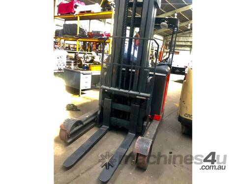 Linde R20S Rider-Reach 2Ton (8.25m Lift) Electric Forklift