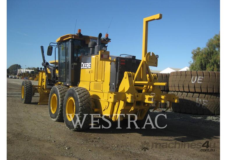 caption JOHN DEERE 672G Motor Graders