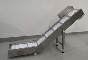 Inclined Stainless Steel Packing Conveyor with Cleated Plastic Modular Belt
