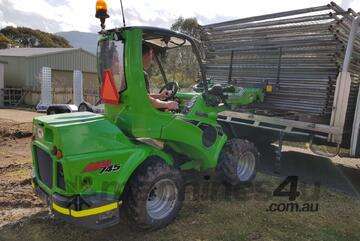Avant 745 FencePro Mini Loader Package