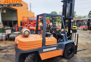 ACTIVE FORKLIFTS - Toyota 4.5 Ton Forklift w side shift attachment - 5000mm Lift Height