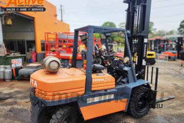 ACTIVE FORKLIFTS - Toyota 4.5 Ton Forklift w side shift attachment - 5000mm Lift Height