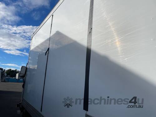 caption 2014 Hino 300 616 Pantech