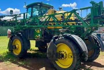 John Deere R4023 Spray Rig with Weed-it.