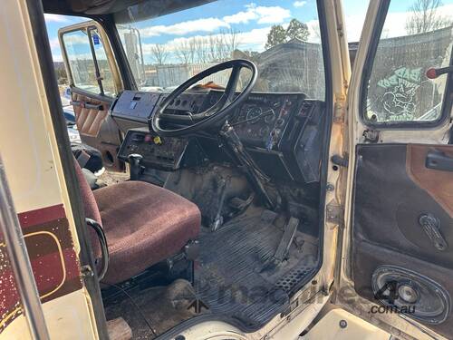 caption 1989 Freightliner FL112 6x4 Prime Mover