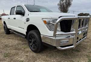 Nissan Titan XD 4x4 Crewcab Ute. Nissan Titan XD 4x4 Crewcab Ute.