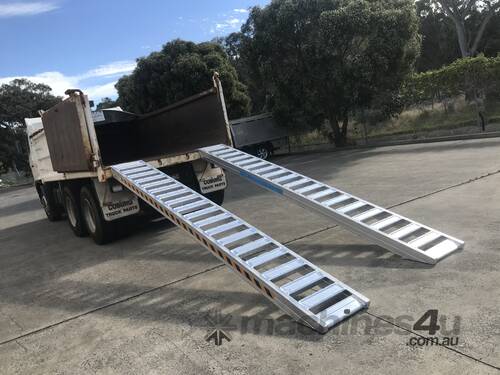 4.5m - 11 Tonne Heavy Duty Rubber Track, Rubber Tyre Machinery Loading Ramps
