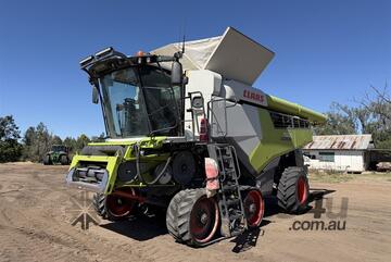2020 CLAAS LEXION 7600 & MACDON D140 FRONT
