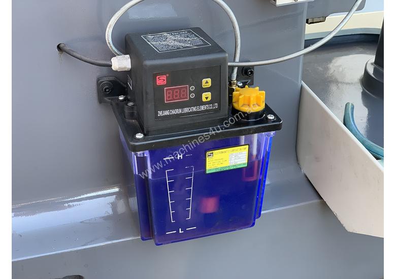 caption SM-KD4VS - ISO 40 - Industrial Turret Milling Machine With Power Draw Bar