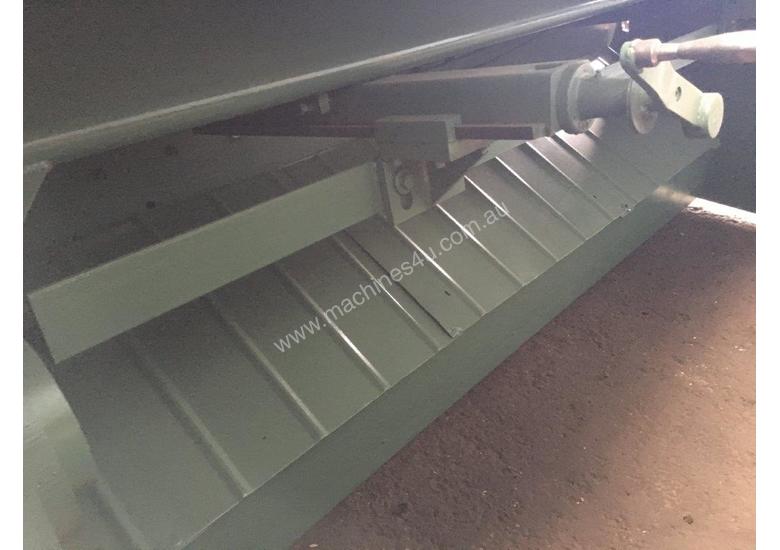 caption ACRASHEAR Hydraulic Guillotine 3mm x 2450 mm