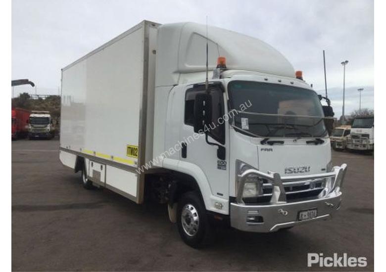 caption 2009 Isuzu FRR600 Long