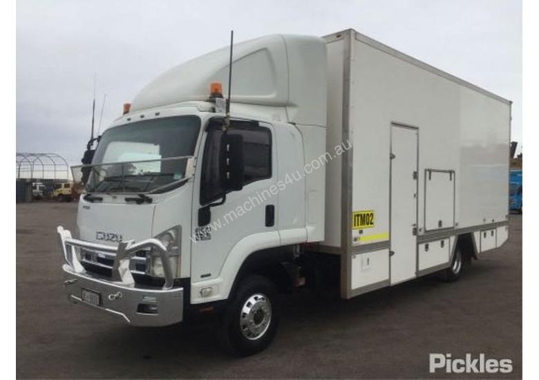 caption 2009 Isuzu FRR600 Long