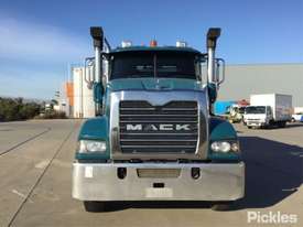 2012 Mack Trident - picture1' - Click to enlarge