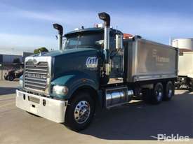 2012 Mack Trident - picture2' - Click to enlarge