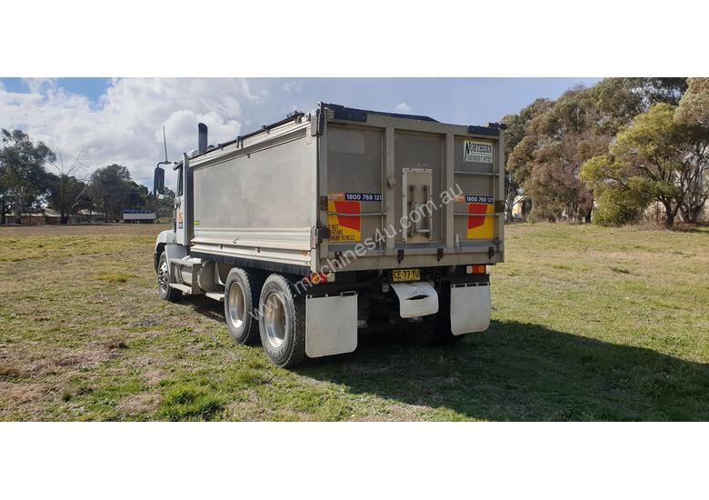 caption Used 2004 Freightliner 6x4 Tipper Truck for sale