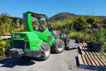 Avant 745 NurseryPro Articulated Mini Loader w HD Pallet Forks