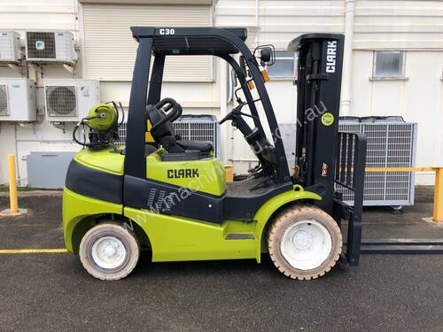 Container Access + Non Marking Tyres 3.0t LPG CLARK Forklift - Hire