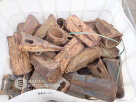 CAGE COMPRISING OF BUCKET TEETH & PROTECTORS (UNUSED) - picture0' - Click to enlarge