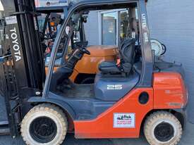 Used Toyota 2.5TON Forklift For Sale - picture0' - Click to enlarge
