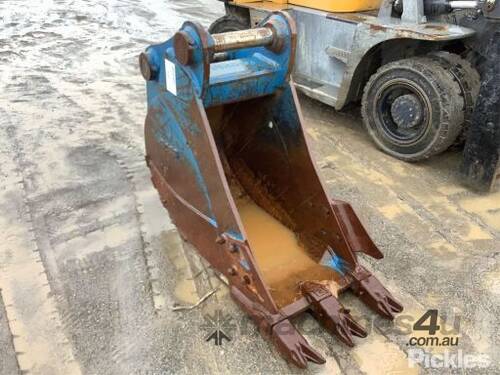 Boss Attachments 20D600, 500mm Digging Bucket. Centre 460mm, Pin 80mm, Ear 380mm. Serial Number 3733