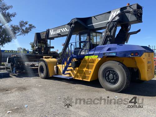 Reach stacker container handling 