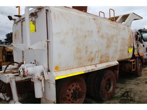 2010 HINO CAB CHASSIS 6X4 FITTED WITH WATER TANK