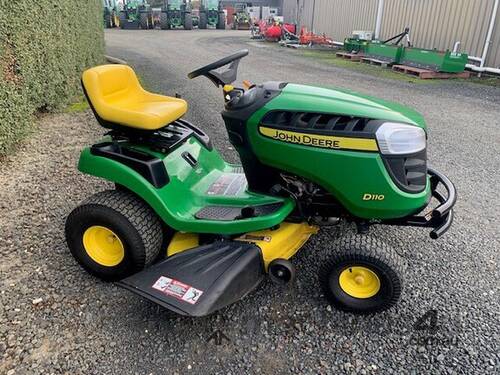 2015 John Deere D110 Lawn Garden Tractors