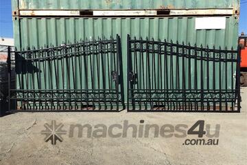 EXEQ 10ft Wrought Iron Style Gates