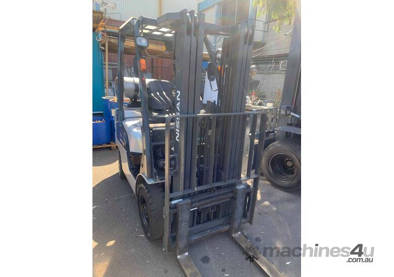 caption NISSAN 1.8T CONTAINER FORKLIFT L01A18JU