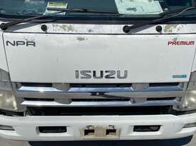 Isuzu NPR400 - picture2' - Click to enlarge