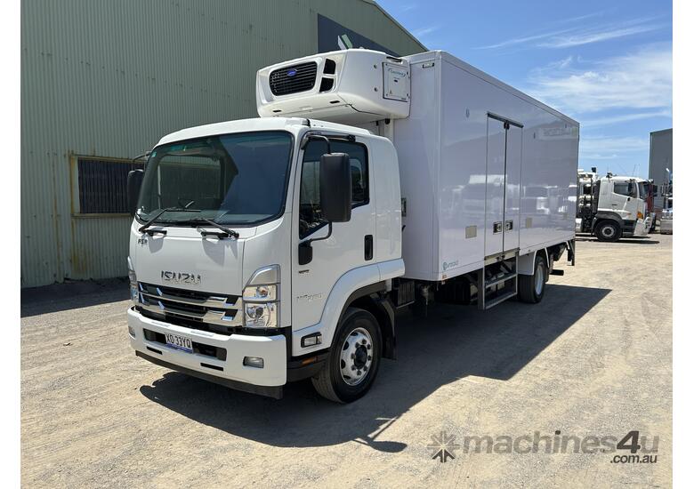 caption 2023 Isuzu FSR140-260 Refrigerated Pantech (Freezer)