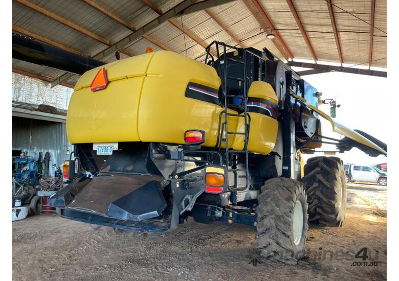 caption CX860 New Holland & New Holland 25' Honey Bee Front on Trailer