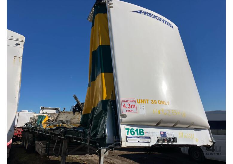 caption 2022 Freighter Maxitrans ST-3 Tri Axle Flat Top Curtainside Trailer