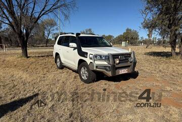 2018 Toyota Land Cruiser Wagon. Excellent condition. Low Kms