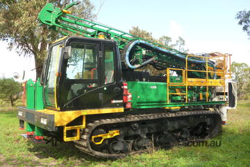 Morooka MST-2200VD Crawler Carrier - 71 Hours - As-New Condition + Spare Tracks