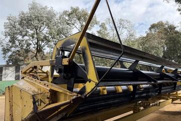New Holland   806 Header Front