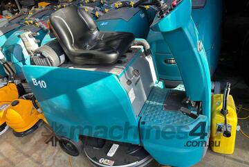 TENNANT B10 RIDE ON BATTERY BURNISHER 200 hours
