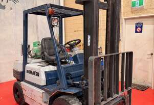1996 KOMATSU FG25T 2.5T LPG FORKLIFT / SIDE SHIFT / SOLID TYRES / LOW HOURS