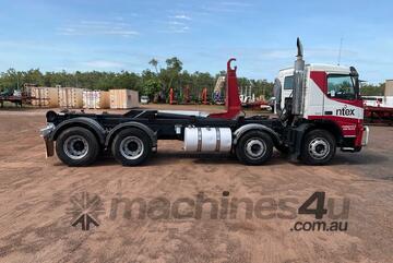 Volvo 2004   FM9 Hook Truck
