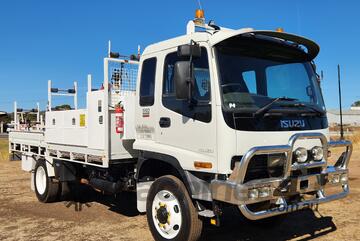 Isuzu FSS550 Turbo 4x4 Traytop Service Body/Crane Truck.