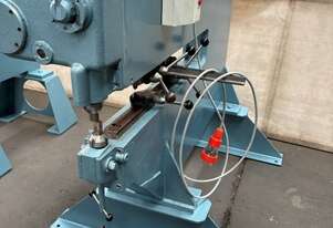 Pullmax P5 Nibbler with good selection of tooling