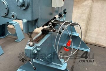 Pullmax P5 Nibbler with good selection of tooling