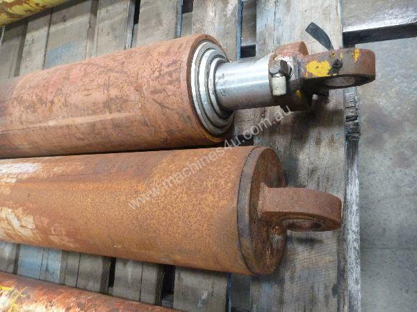 caption 1 X PAIR OF TELESCOPIC RAMS/ 4METRES STROKE