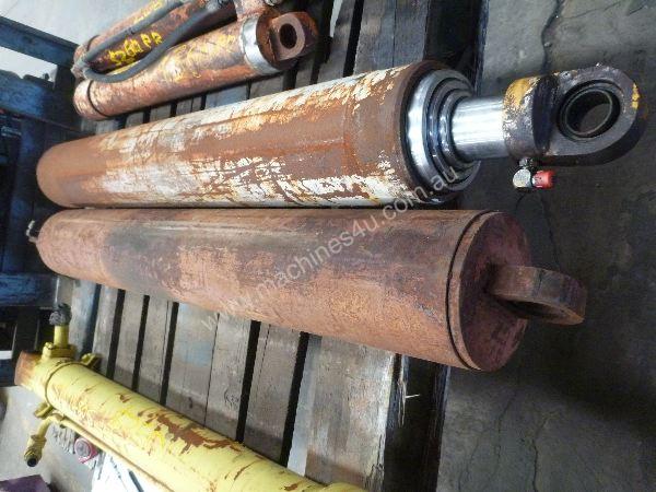 caption 1 X PAIR OF TELESCOPIC RAMS/ 4METRES STROKE
